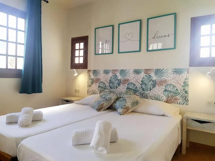 Cheap & Chic: Apartamentos En Son Bou De 2 Dormitorios Lägenhet